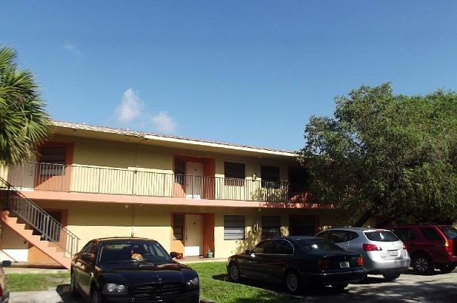 1st image of 4049 Lakeside Dr