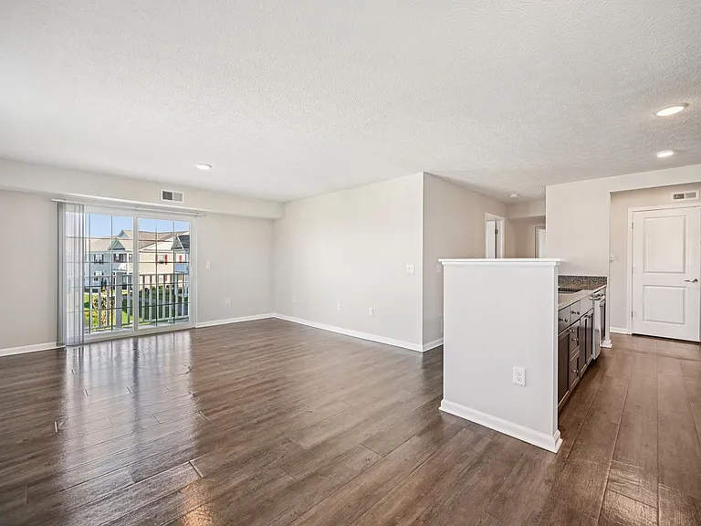 Latham Apartments — Photo 40