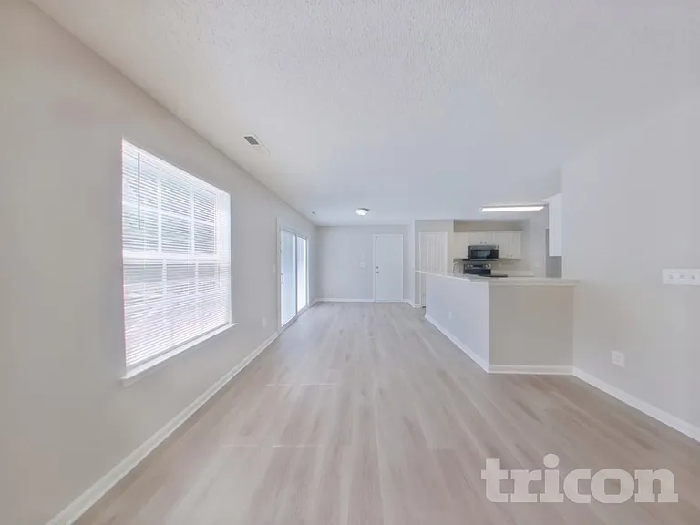 10527 Madison Park Dr — Photo 2