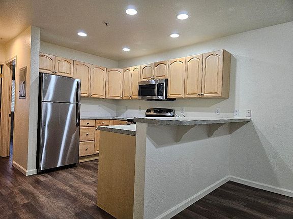 2nd image of 615 S Oakes St #2