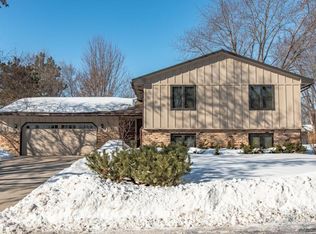 2405 Quinwood Ln N, Plymouth, MN 55441