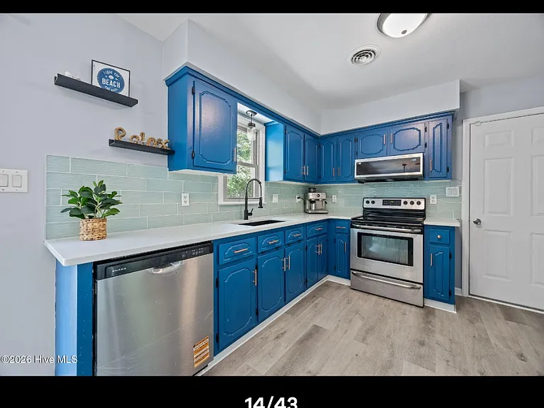 100 Leslie Ln — Photo 4