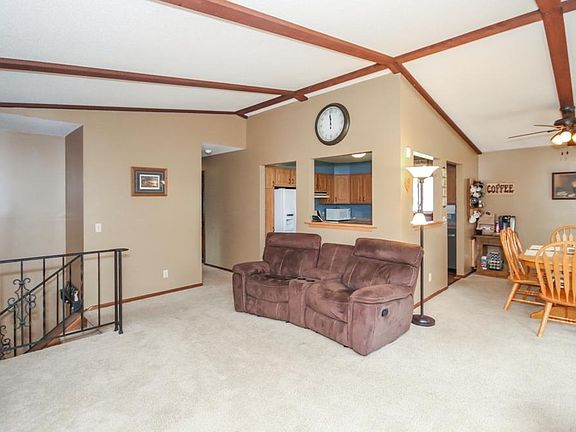 5th image of 3042 Chippewa Ct N