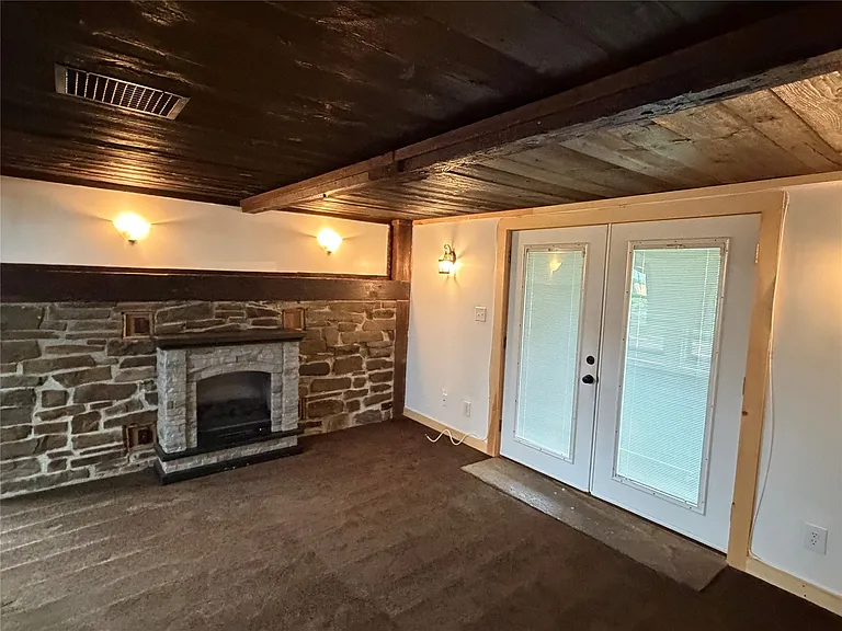 76 E Main St — Photo 17