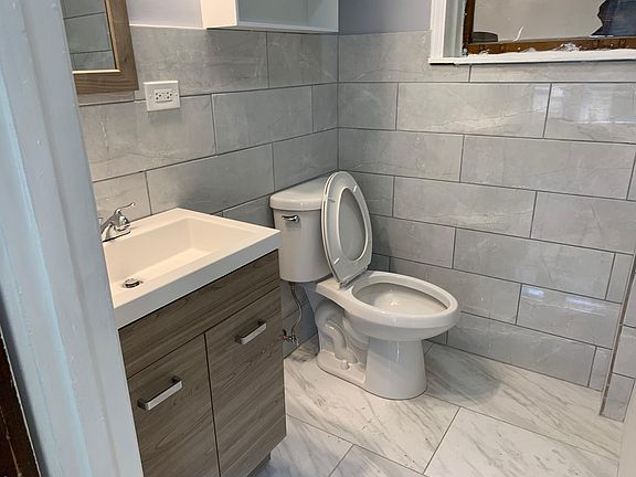 4th image of 6422 N Maplewood Ave Floor 1