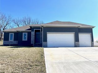 803 NW Hickory Ridge Dr, Grain Valley, MO 64029