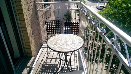 Rented by Cezanne Outlet LLC