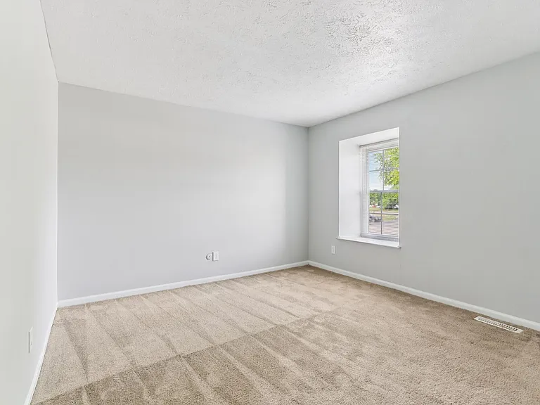 Castleton Manor Apartments — Photo 26