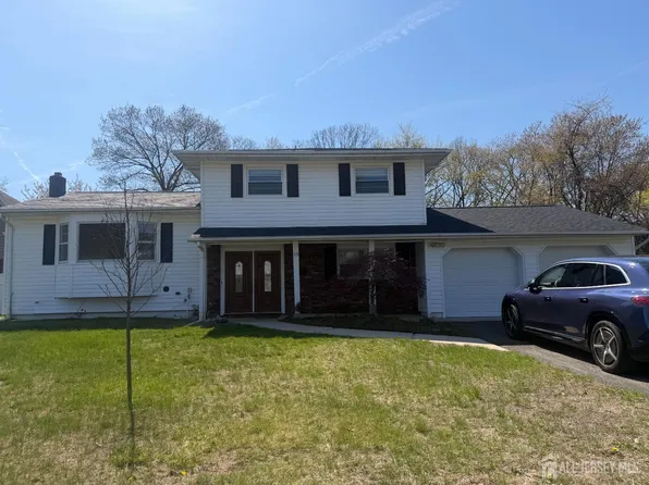13 Oakwood Dr, Parlin, NJ 08859