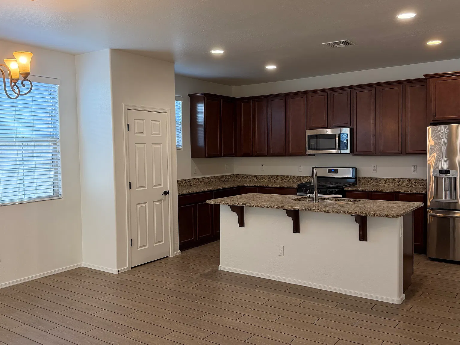 3 bed, 2.5 bath, 1923 sqft, $2,200 — Photo 2