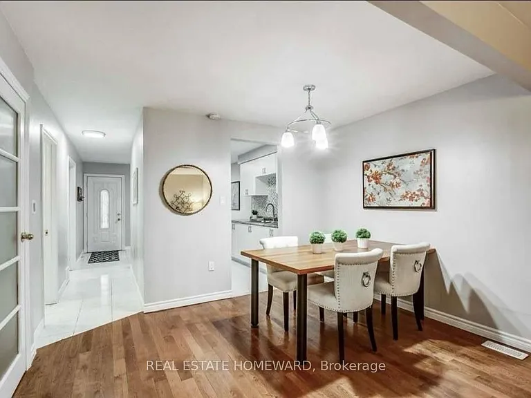 2336 Malcolm Cres — Photo 12