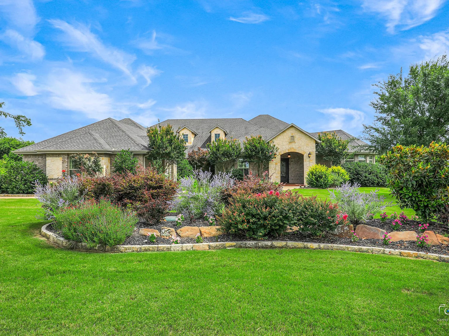 4 bed, 5553 sqft, $7,000 — Photo 1