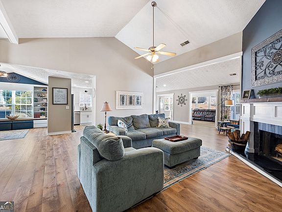 5th image of 161 Colonial Way