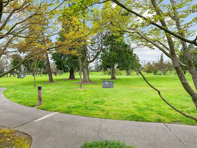 33 Fairway Dr — Photo 40