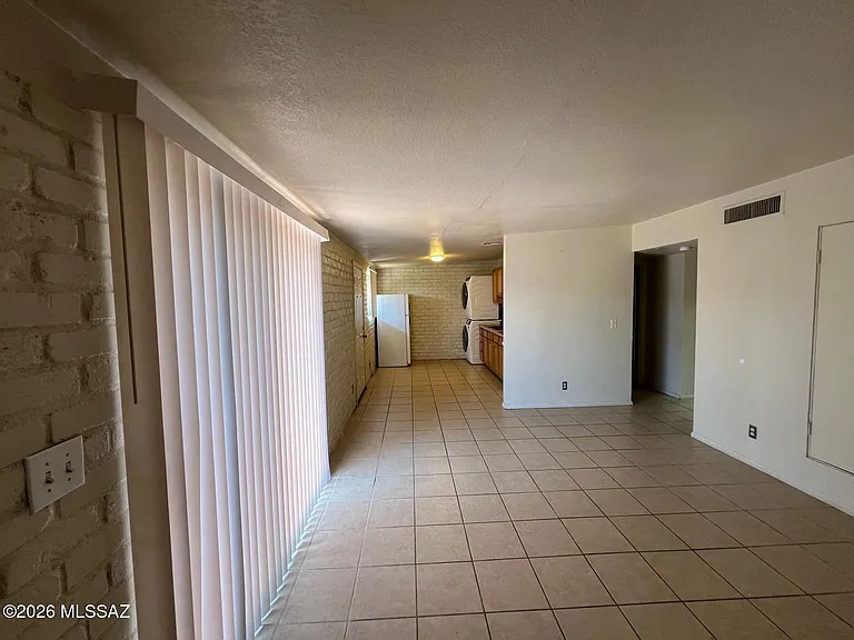425 E Delano St — Photo 5