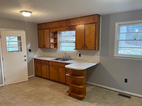 5th image of 413 Rogers Ave