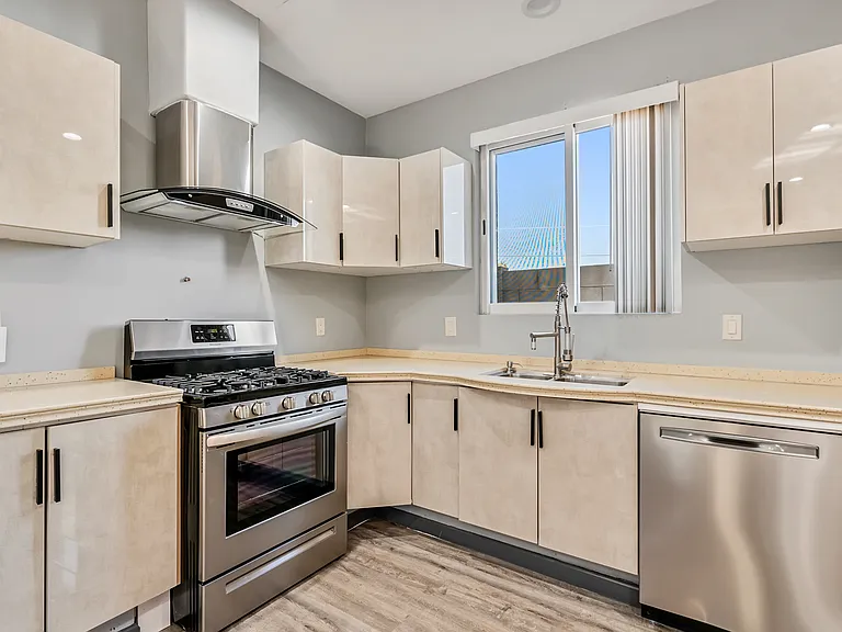 1805 N 51st St #307 — Photo 14