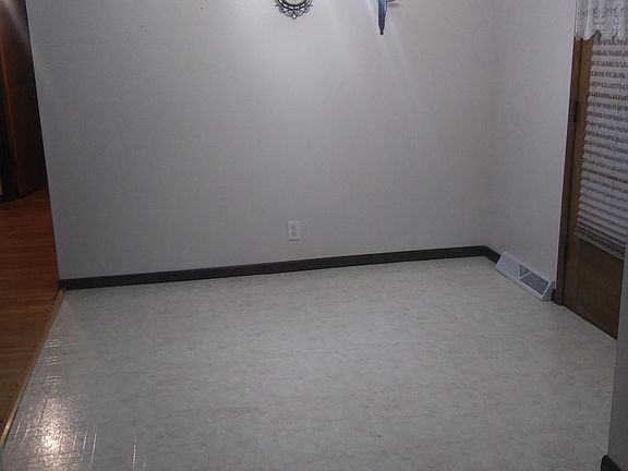 3rd image of 5 Donna Lea Dr
