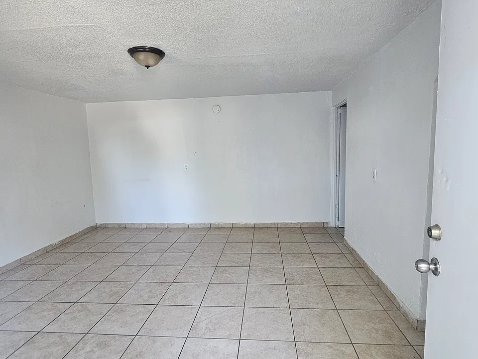 5911 W Lamar Rd #3
