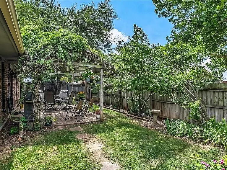 2613 Redwood Ln — Photo 23