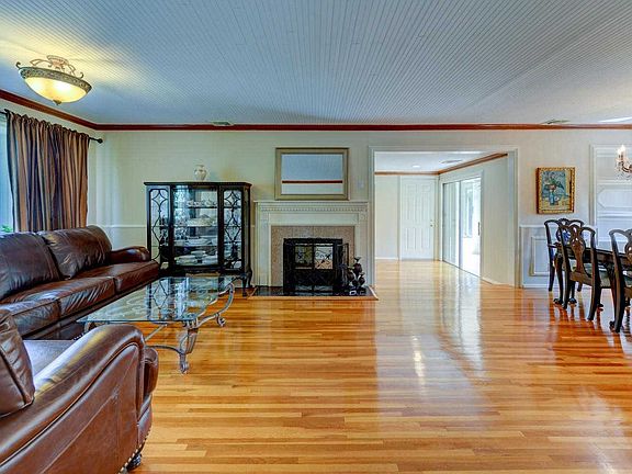 4th image of 585 Hickory St