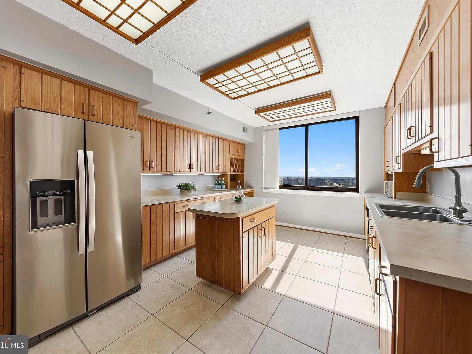 Skyline Square Condo — Photo 4