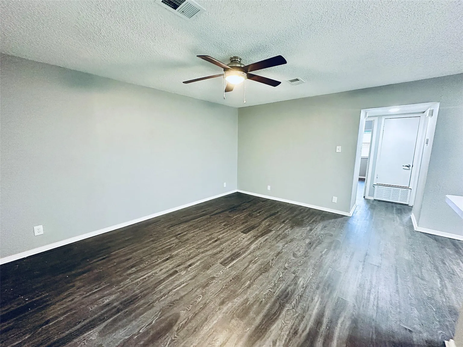 2 bed, 1.0 bath, 840 sqft, $950 — Photo 2