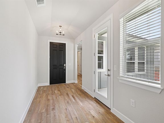 4th image of 321 Sweeping Sage Ln