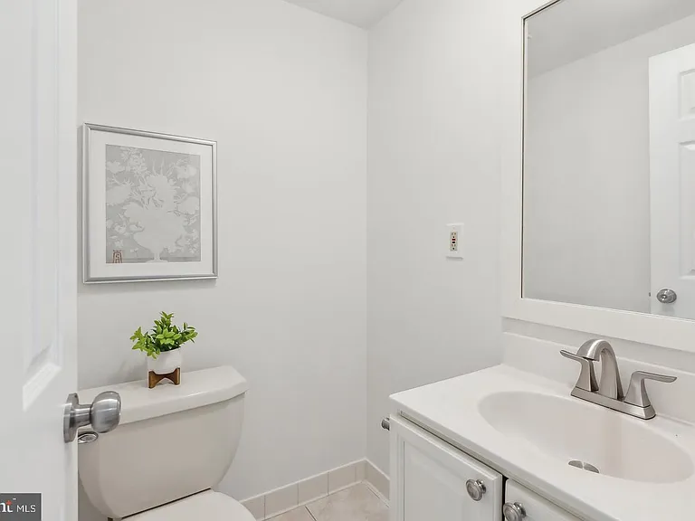 695 W Glebe Rd — Photo 31