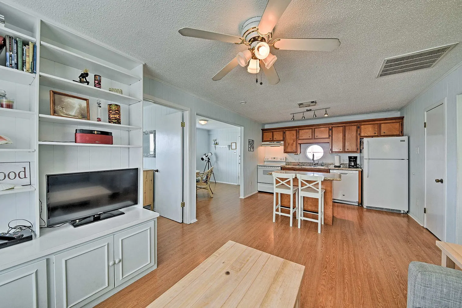 3 bed, 2.0 bath, 839 sqft, $5,515 — Photo 2