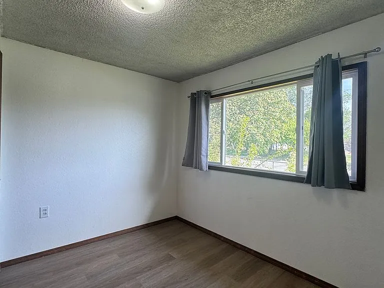 203 Railroad Ave — Photo 9