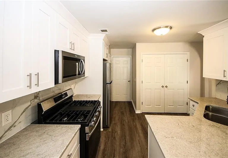 121 Stoneforest Dr — Photo 18