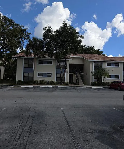 1463 Lake Crystal Dr — Photo 1
