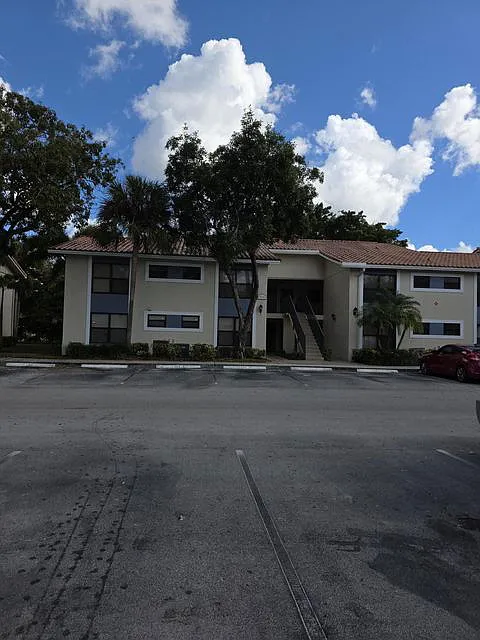 1463 Lake Crystal Dr