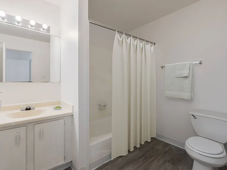 Desert Creek Apartments — Photo 17
