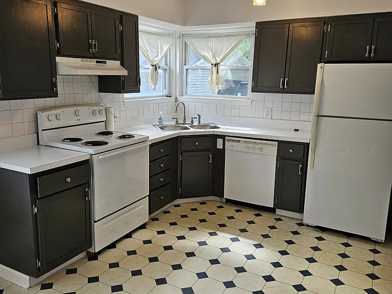 621 Charles St — Photo 10