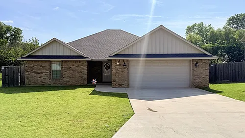 28 NE Summerwood Dr Photo 1