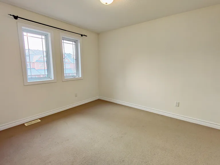 423 Temiskaming Cres — Photo 11