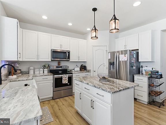 4th image of 174 Voltaire St