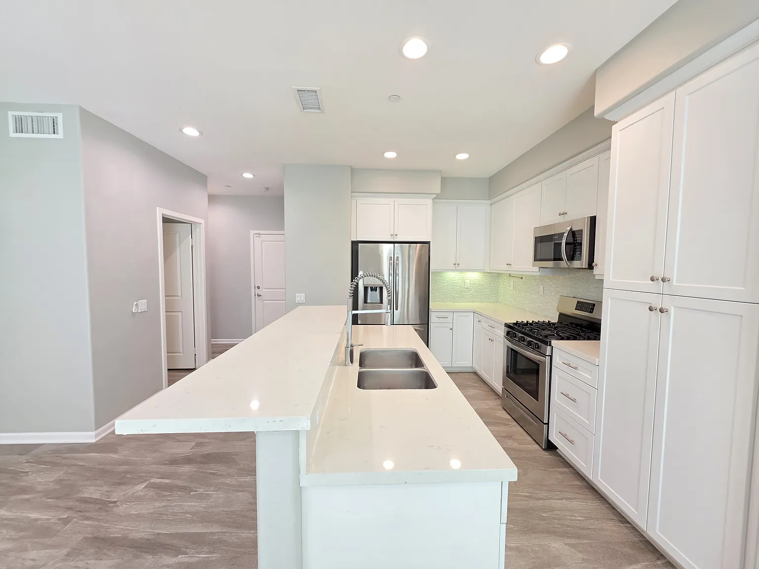 4 bed, 2.5 bath, 1574 sqft, $4,000 — Photo 4