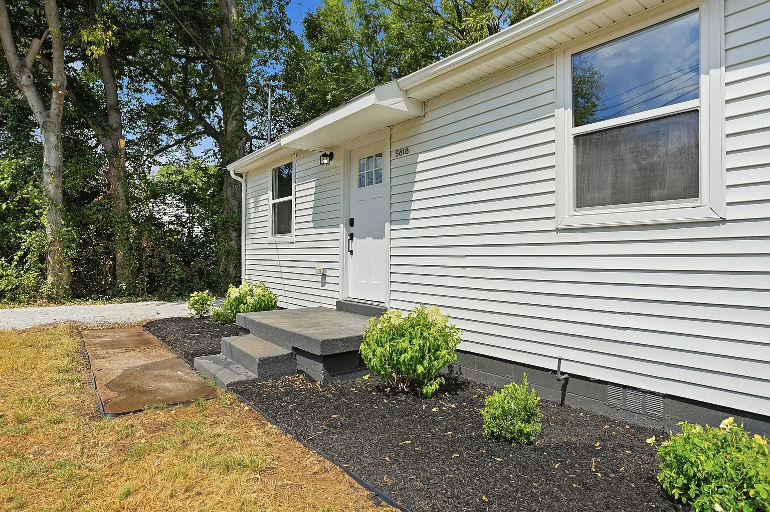 2 bed, 766 sqft, $1,925 — Photo 3