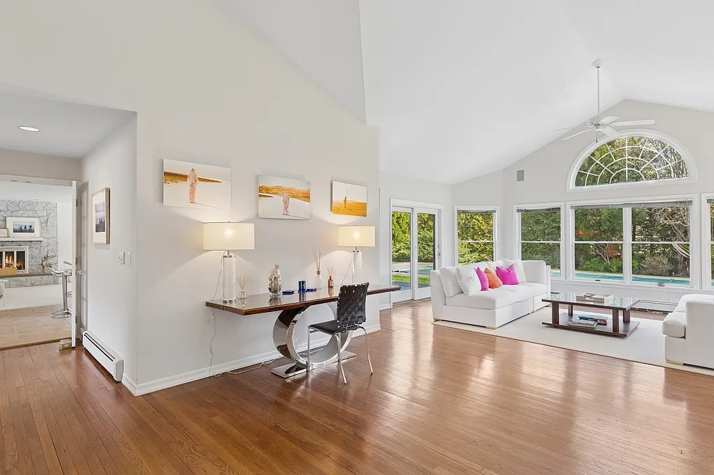 Quogue Estate Section with Heated Pool — Photo 4