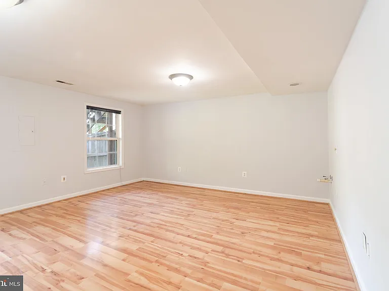 413 Lakeview Ct — Photo 27