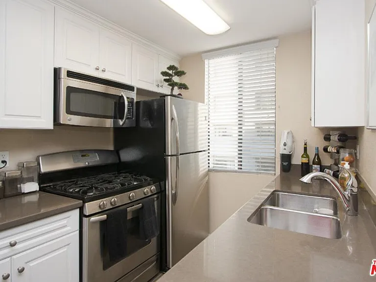 7320 Hawthorn Ave #213 — Photo 17