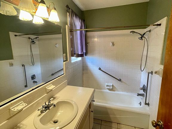 4th image of 407 Sweetbriar Dr