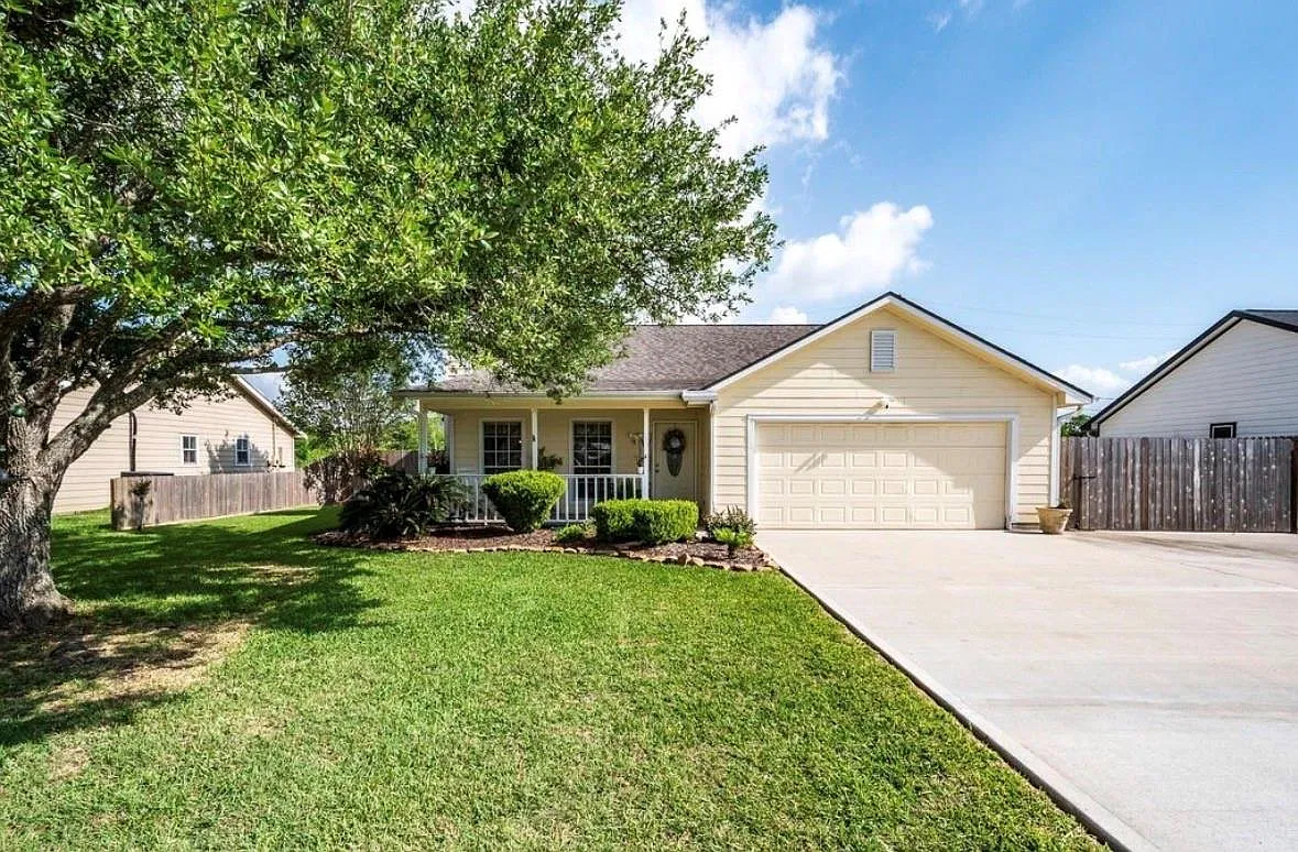 3 bed, 2.0 bath, 1397 sqft, $1,900 — Photo 1