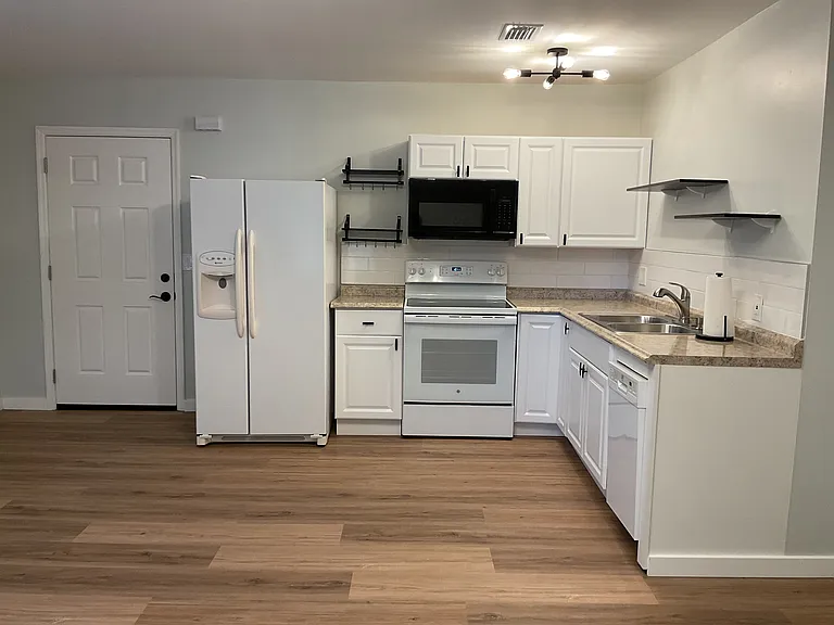 28 Sebastian Ave #D — Photo 3