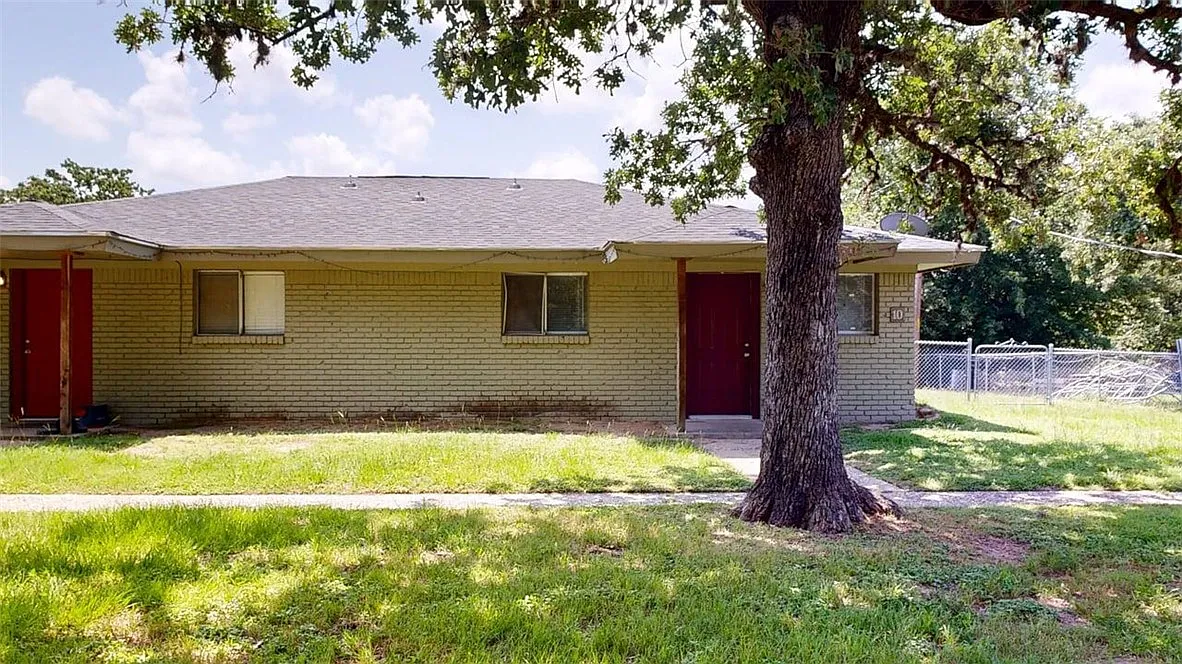 2 bed, 1.0 bath, 744 sqft, $950 — Photo 1