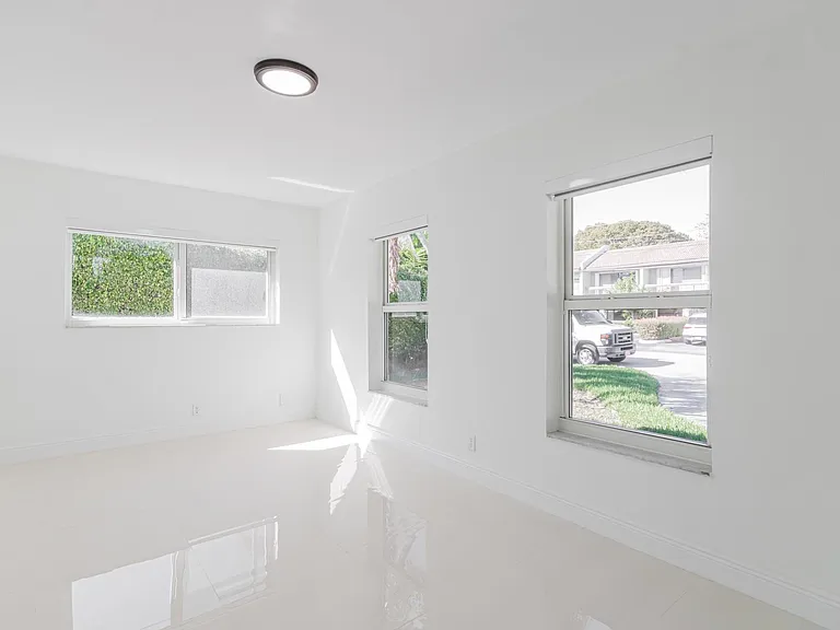 2810 NE 60th St — Photo 30