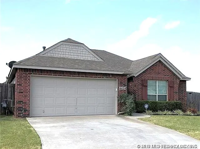 3 bed, 2.0 bath, 1272 sqft, $1,465 — Photo 2